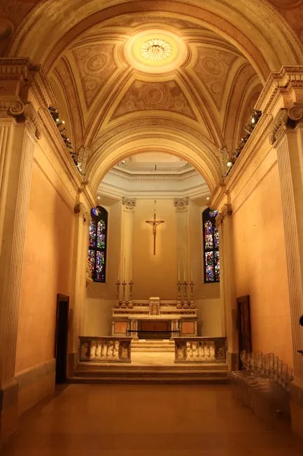 Intérieur d'une chapelle milanaise avec autel, crucifix et vitraux latéraux