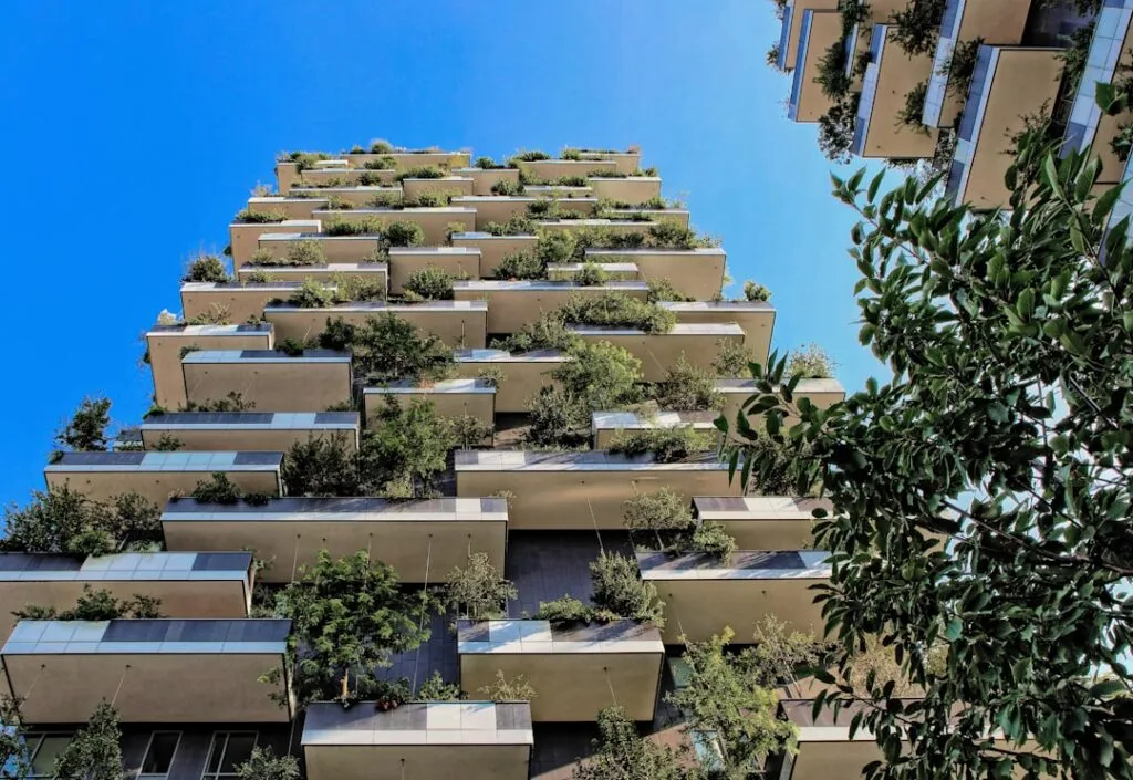 Façade d'immeuble végétalisé Bosco Verticale à Milan, balcons remplis de plantes