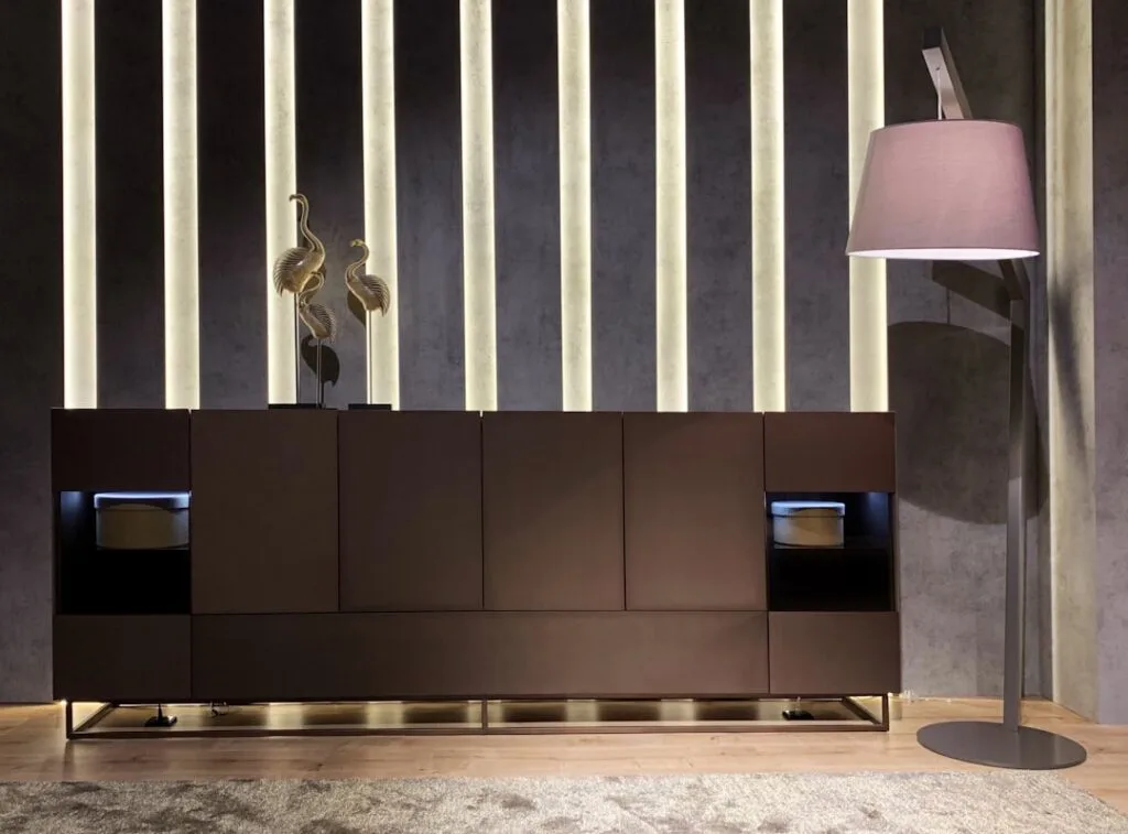 Meuble design sombre, lampadaire et statuettes d'oiseaux dans une boutique milanaise