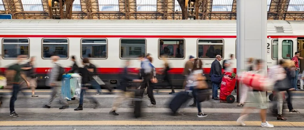Voyageurs pressés sur le quai devant un train à la gare de Milan