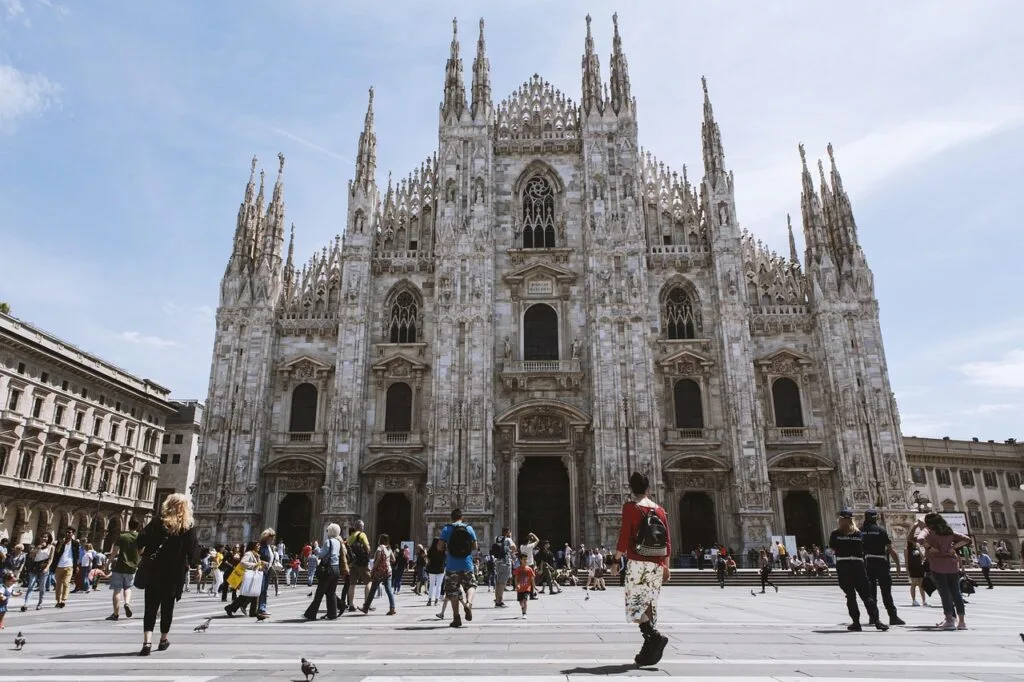 Façade gothique du Duomo de Milan sur la piazza animée
