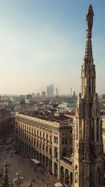 Flèche du Duomo surplombant la Galleria et l'horizon de Milan