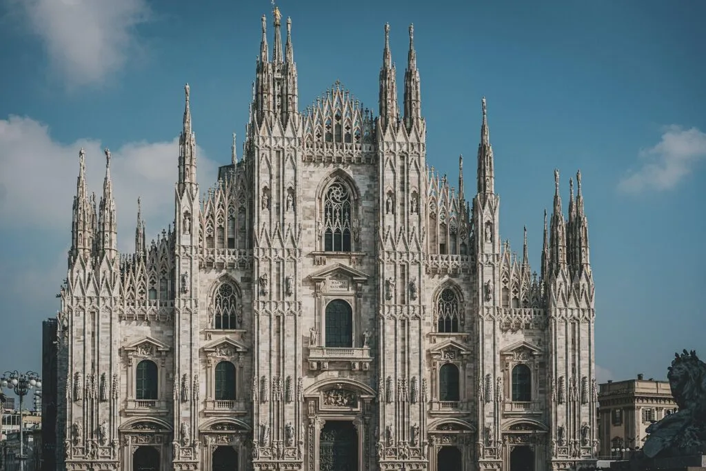 Façade gothique du Duomo de Milan avec flèches et rosaces.