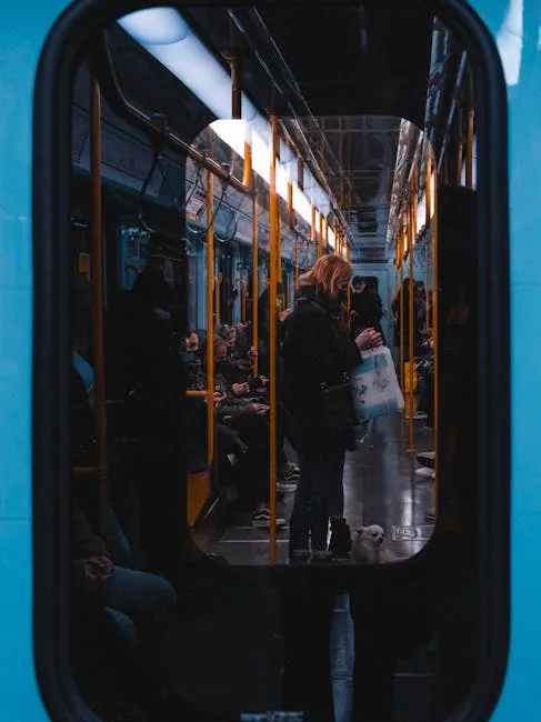 Passagers debout dans une rame du métro de Milan, femme avec chien
