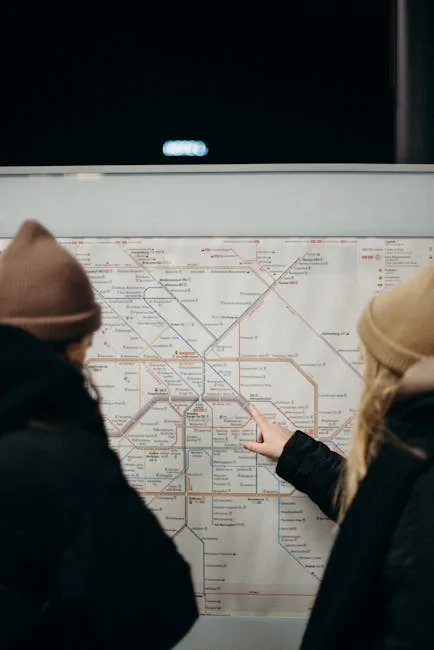 Deux personnes regardant le plan du métro de Milan.