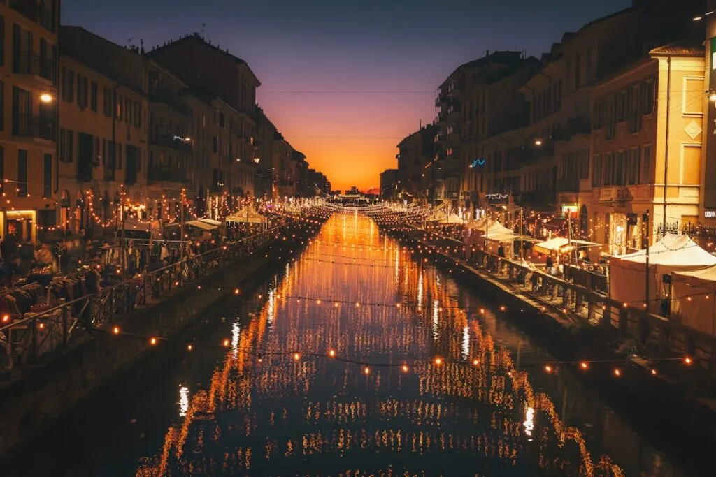 Canal des Navigli illuminé au coucher du soleil à Milan