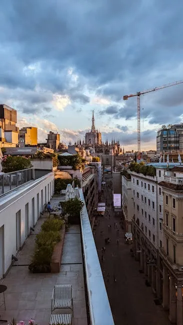Terrasse de toit à Milan avec le Duomo visible au loin