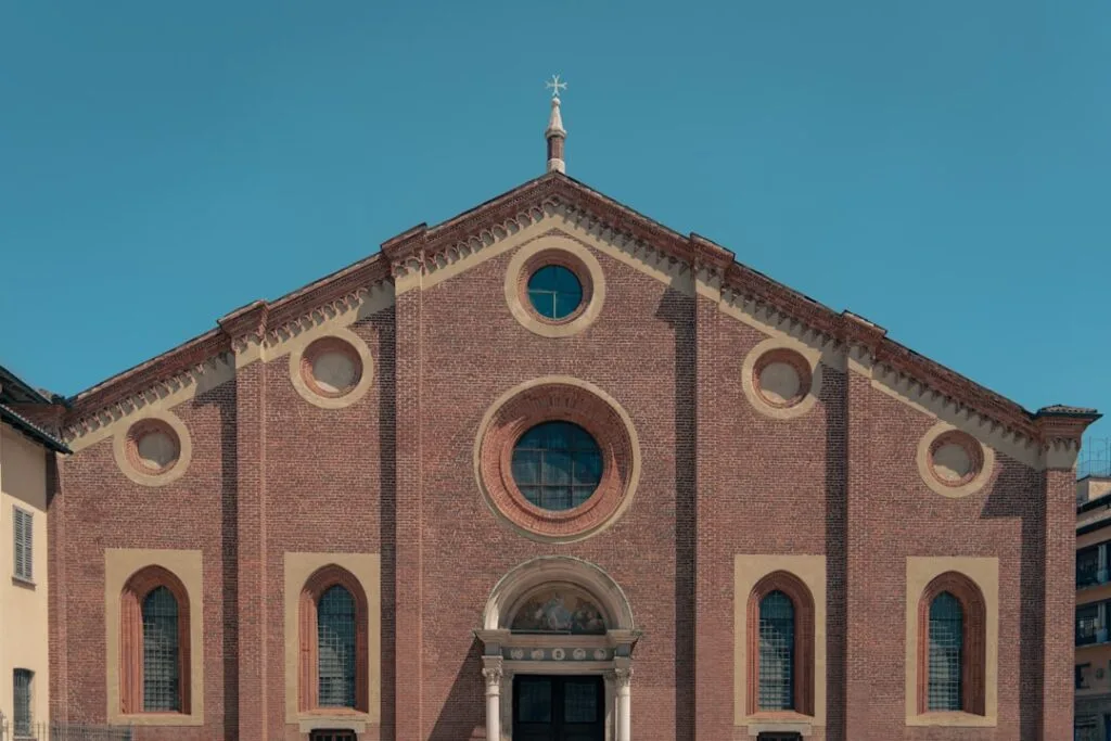 Façade sobre en brique d'une église historique de Milan