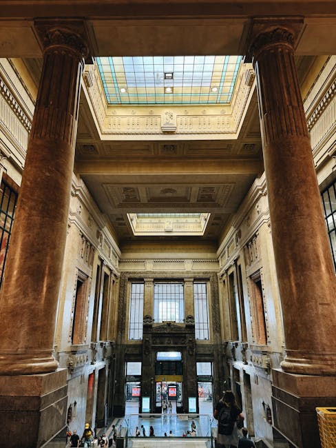 Prächtige Bahnhofshalle mit Säulen und Oberlicht in Mailand