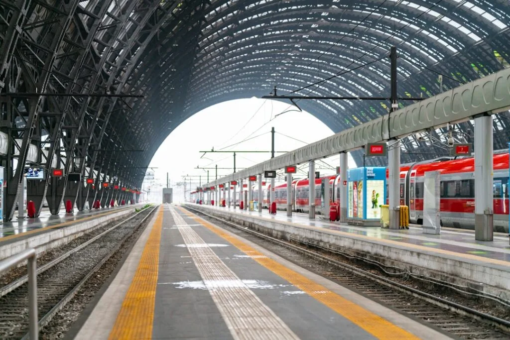 Quais vides de la gare centrale de Milan sous grande voûte métallique