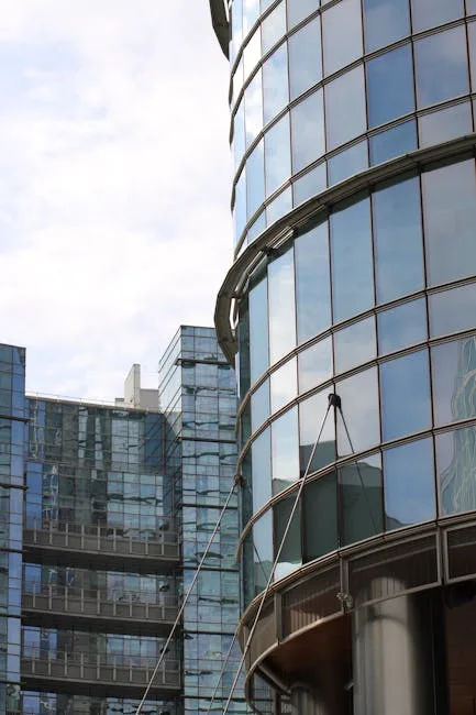 Façade vitrée moderne d'un immeuble de bureaux contemporain à Milan