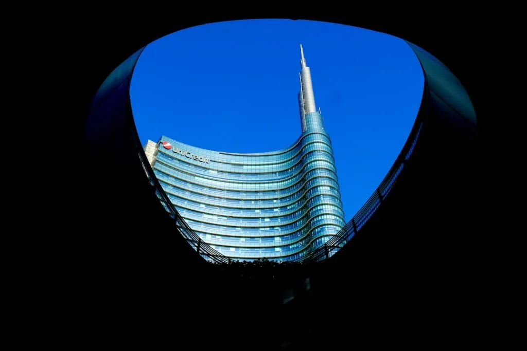 Tour UniCredit encadrée par une ouverture circulaire, ciel bleu de Milan