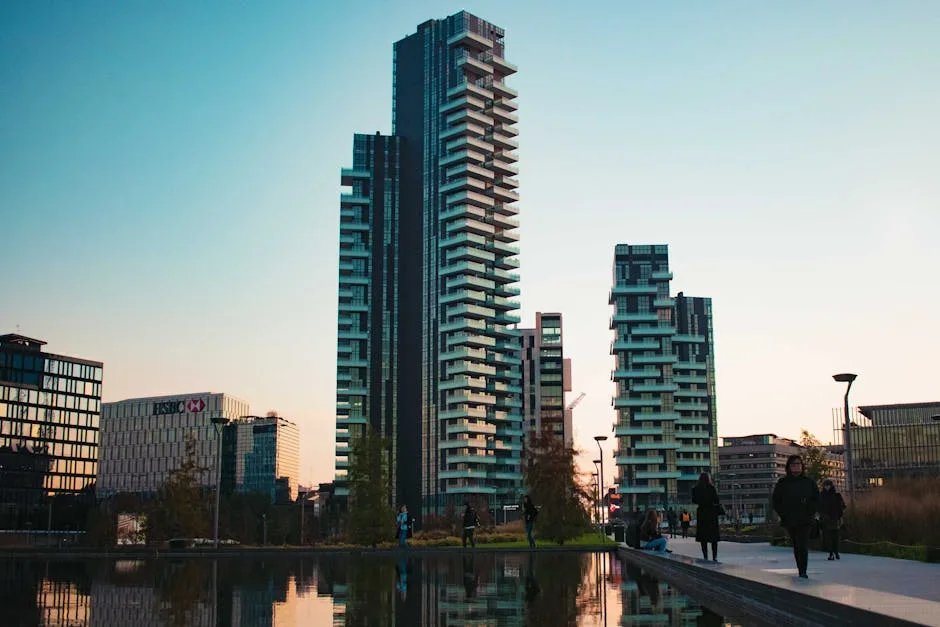 Tours du Bosco Verticale se reflétant dans un bassin à Milan