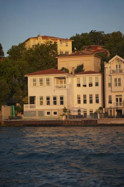 Maisons bourgeoises au bord du lac Majeur baignées de lumière dorée.