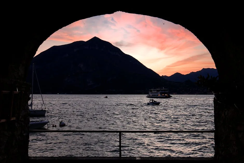 Arcade encadrant le lac de Côme à Bellagio au coucher du soleil