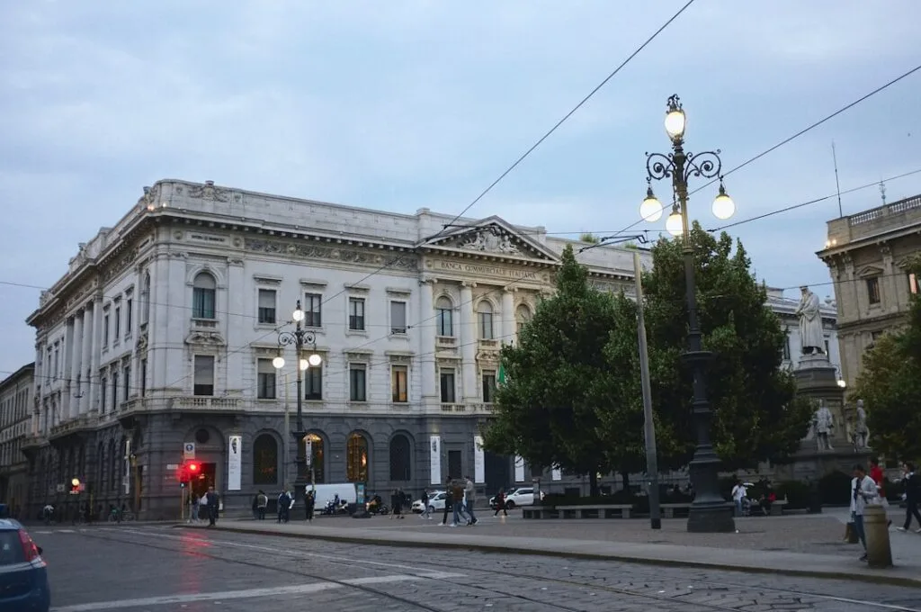 Façade néoclassique d'un bâtiment milanais sur une place animée
