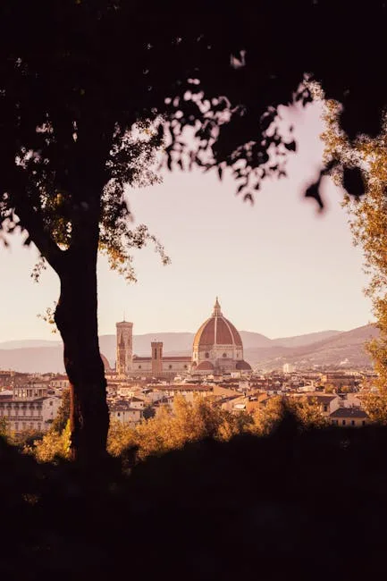 Coupole de la cathédrale de Florence encadrée par des arbres au crépuscule