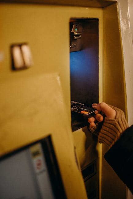 Hand steckt Karte in gelben Ticketautomaten der Mailänder Metro