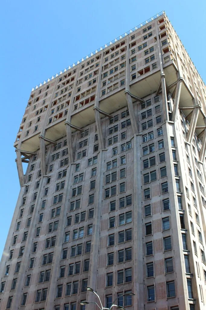 Torre Velasca massive à Milan avec consoles soutenant l'étage supérieur