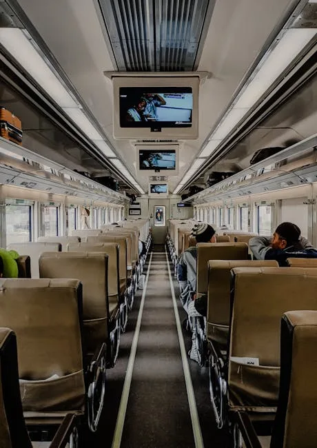 Intérieur d'un train régional depuis Milan, allée centrale et sièges