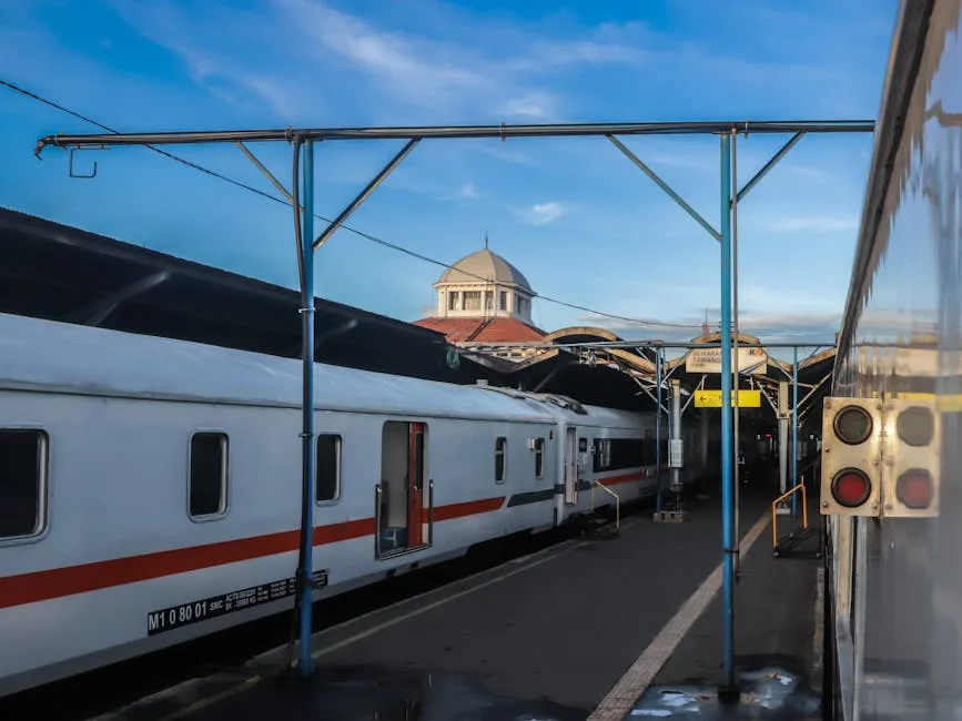 Train blanc en gare de Milan sur un quai, coupole en arrière