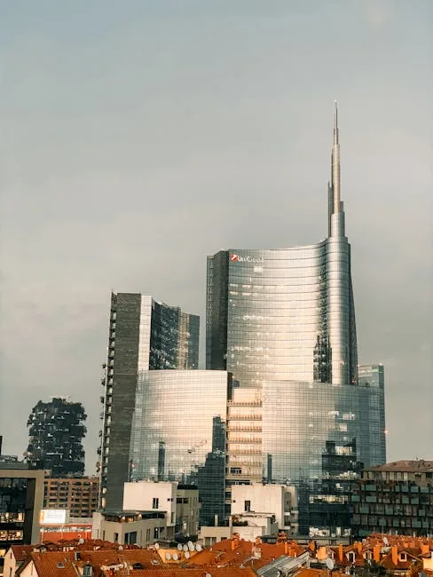 Tour UniCredit en verre réfléchissant dominant l'horizon de Milan