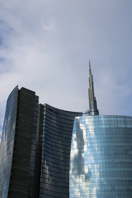Tours de verre à Milan aux façades réfléchissantes et flèche métallique
