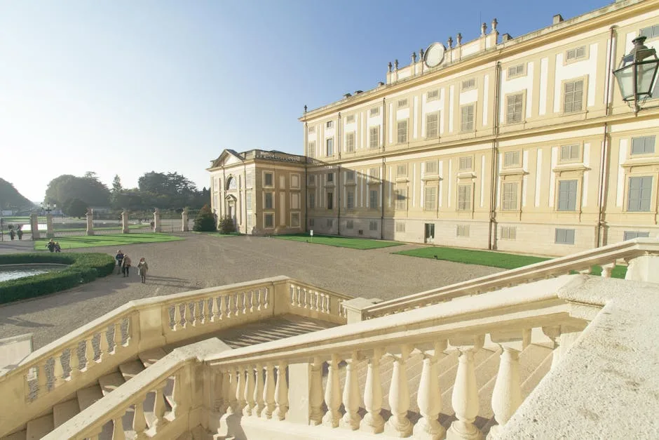 Escalier en pierre et façades ensoleillées d'un palais près de Milan