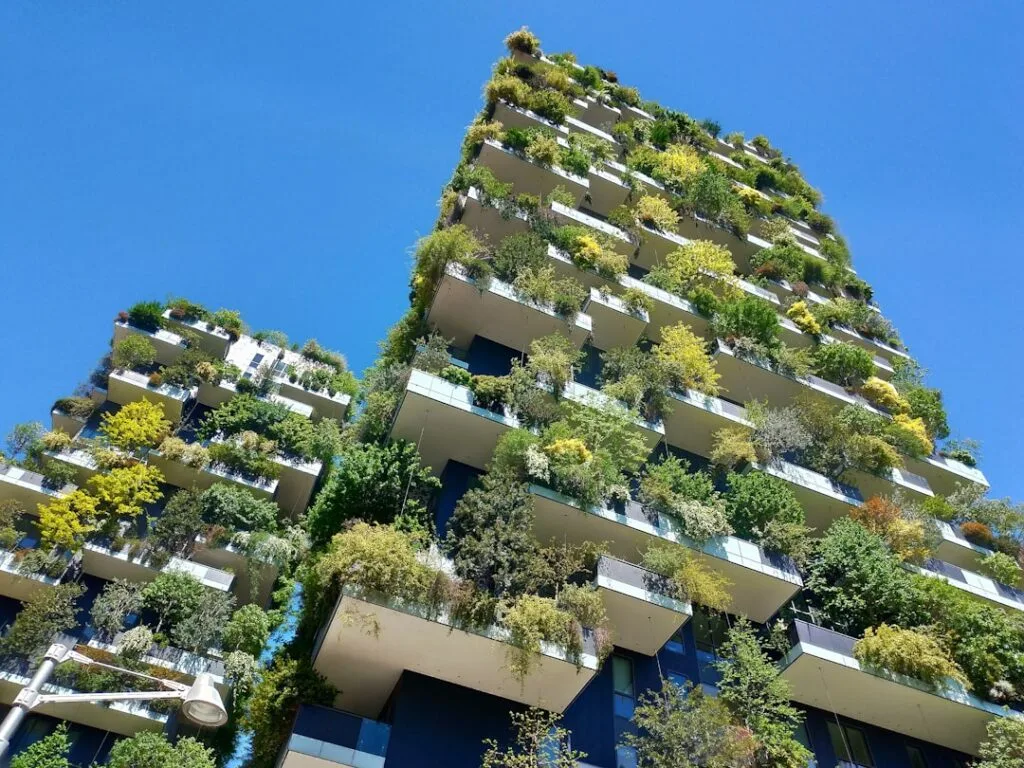 Façade du Bosco Verticale à Milan, balcons couverts d'arbres et plantes