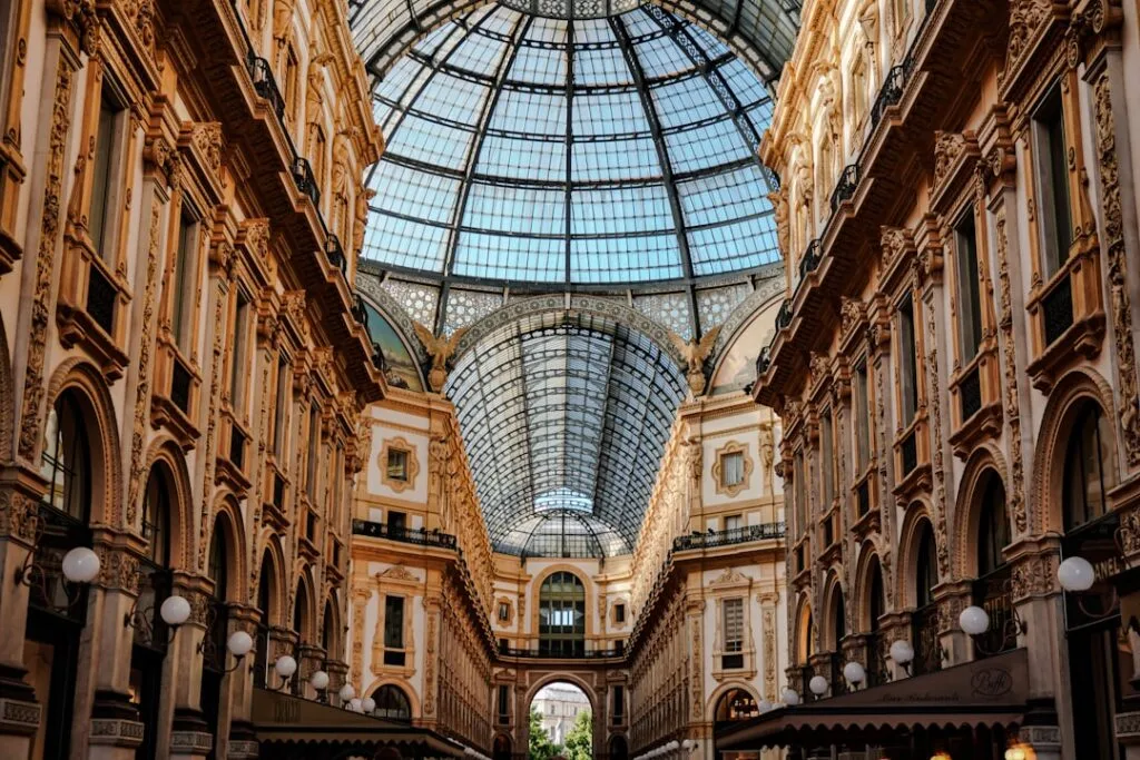 Perspective intérieure de la Galleria Vittorio Emanuele II à Milan