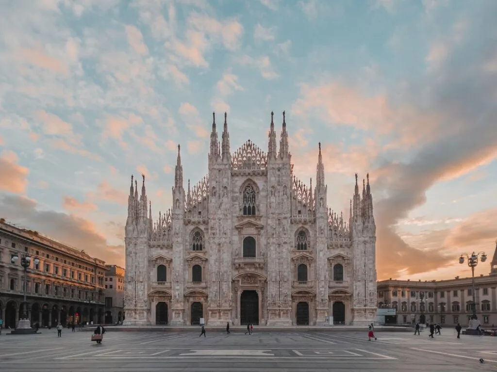 Façade du Duomo de Milan au lever du soleil sur la piazza