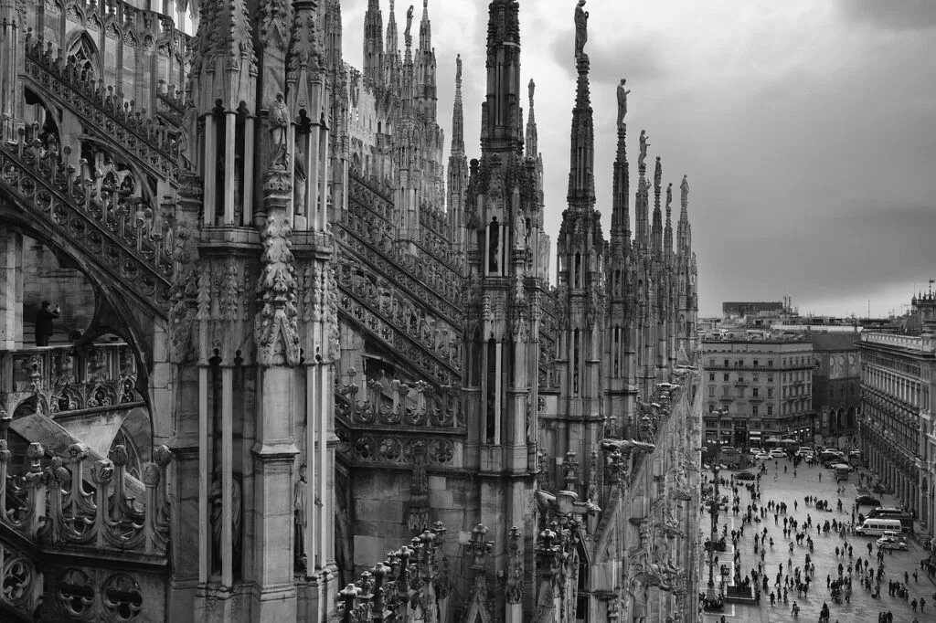 Toiture sculptée du Duomo surplombant la place animée de Milan