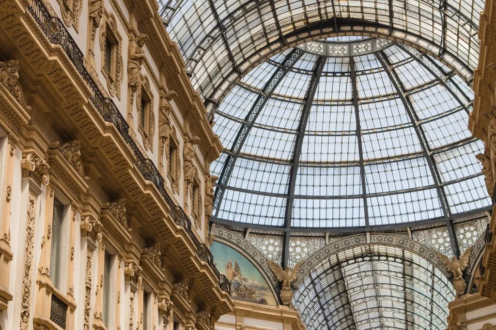 Façade intérieure ornée sous la verrière de la Galleria à Milan