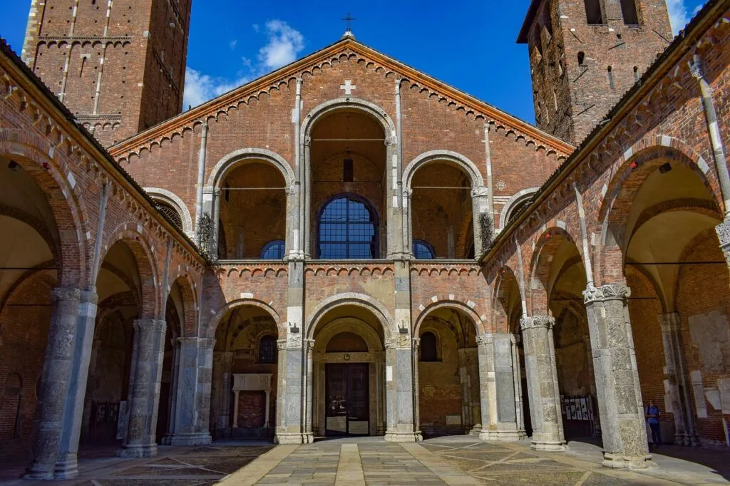 Nef et portique en briques de la basilique Sant'Ambrogio à Milan