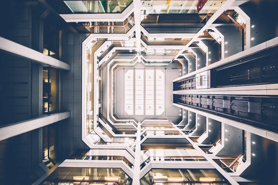Atrium lumineux à étages superposés et ascenseurs vitrés dans un gratte-ciel milanais