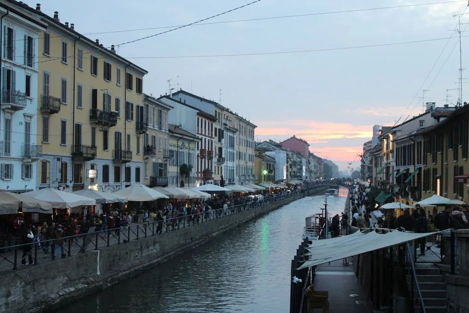Promenade animée le long des canaux des Navigli à Milan au coucher