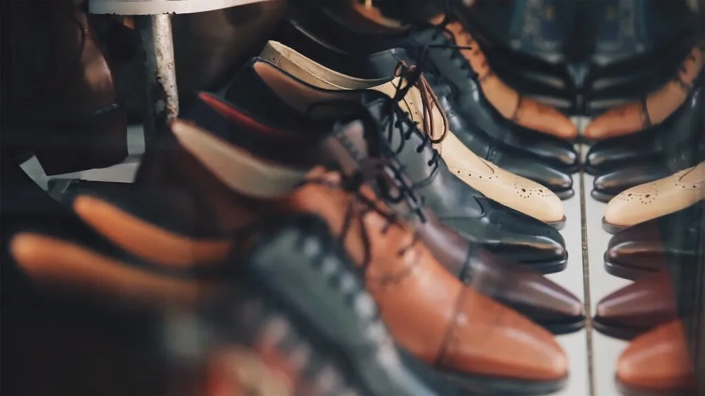 Elegante leren herenschoenen keurig uitgestald in een Milaanse schoenwinkel