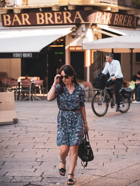 Femme pressée marchant devant le Bar Brera dans le quartier de Brera