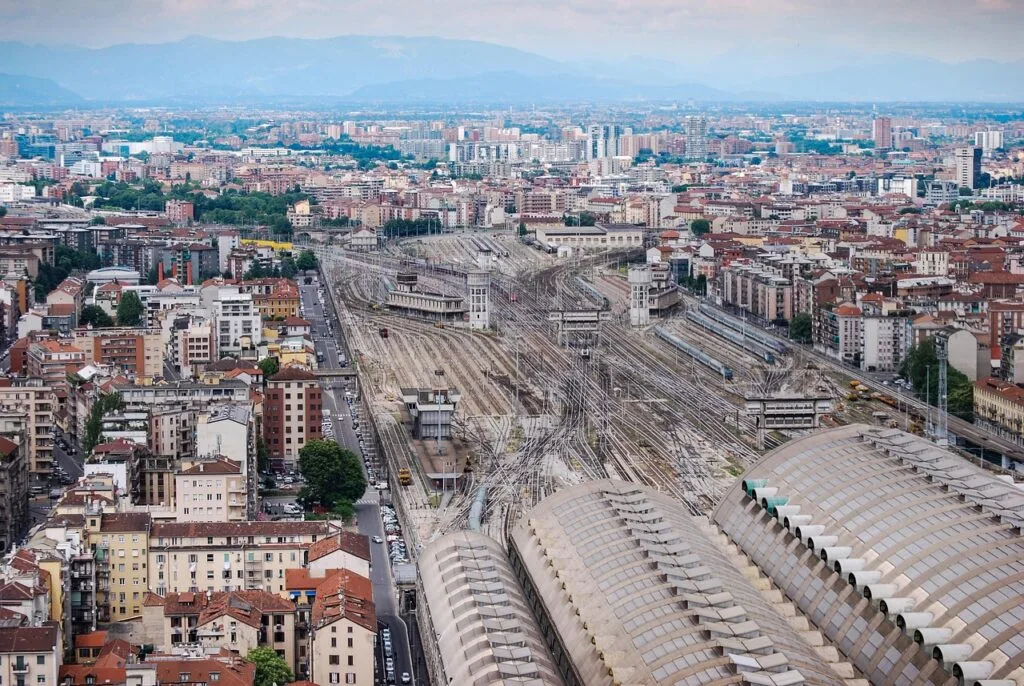 Vue aérienne des nombreuses voies ferrées autour de la gare de Milan
