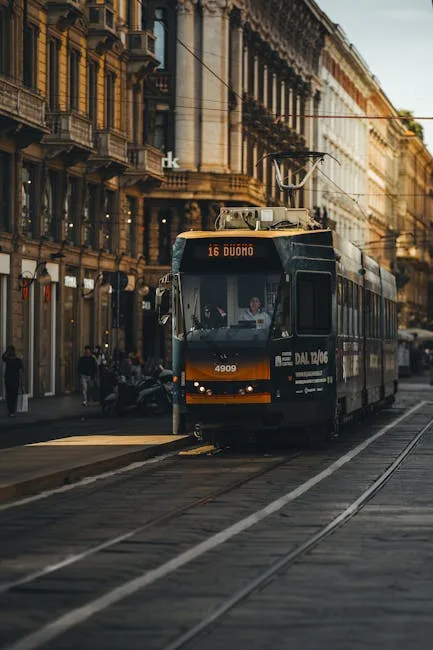 Tram numéro 16 à Milan se dirigeant vers le Duomo au crépuscule