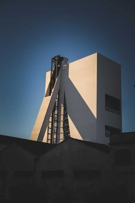 Façade angulaire blanche d'un bâtiment contemporain à Milan projetant une longue ombre