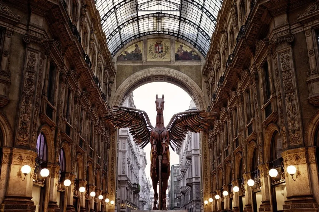 Statue ailée de cheval sous la verrière de la Galleria Vittorio Emanuele à Milan