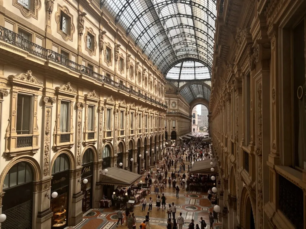 Galleria Vittorio Emanuele II à Milan, galerie ornée et foule animée
