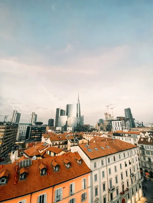 Toits rouges traditionnels au premier plan, skyline moderne de Milan en arrière-plan