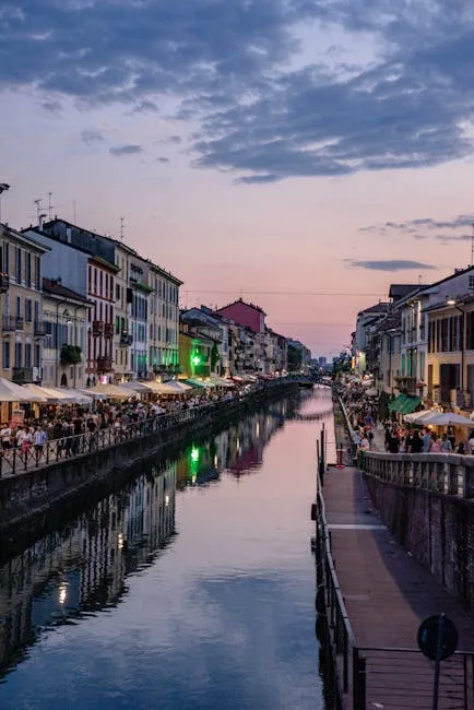 Reflets du canal des Navigli à Milan, ciel violet et terrasses