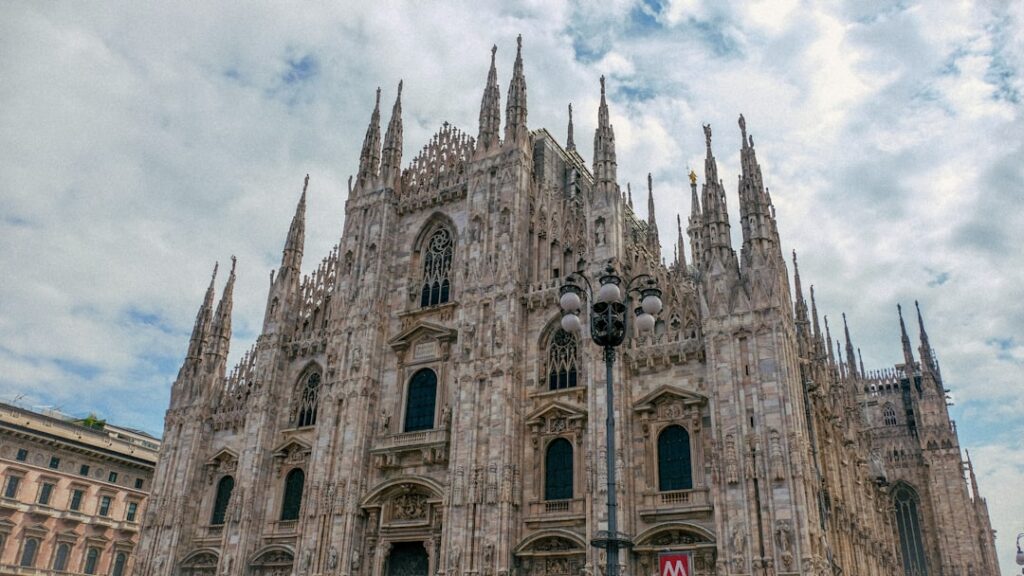 Road trip lacustre au d Milan travel tourism landmark
