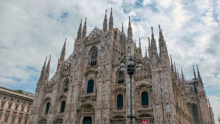 Road trip lacustre au d Milan travel tourism landmark