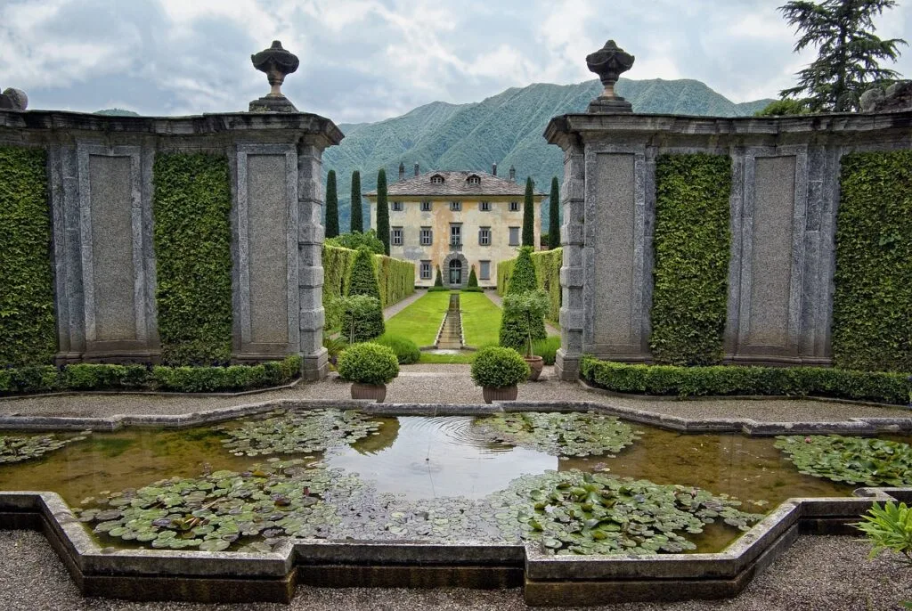 Jardin formel d'une villa à Bellagio avec bassin et montagnes