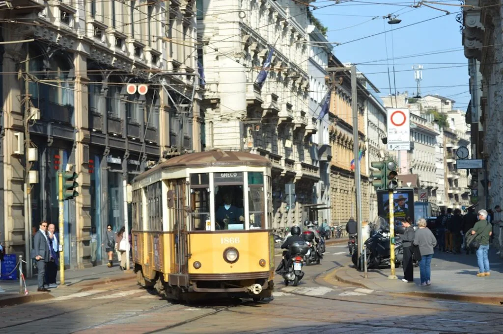 Tram jaune historique circulant dans les rues du centre de Milan