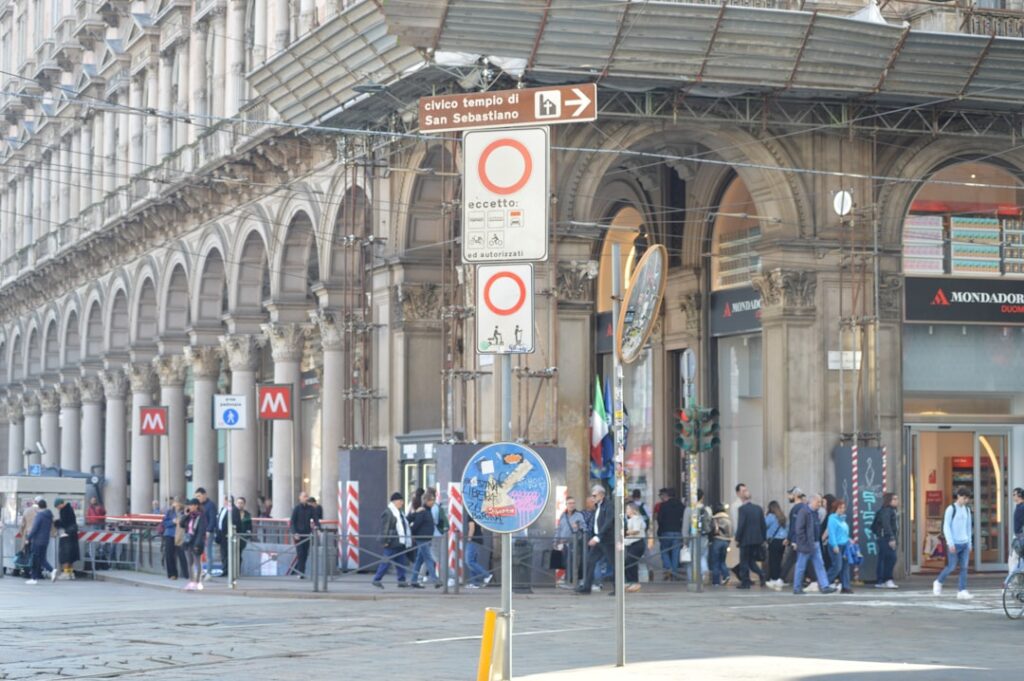 Bögen der Galleria mit Metro-Eingang und Passanten in Mailand